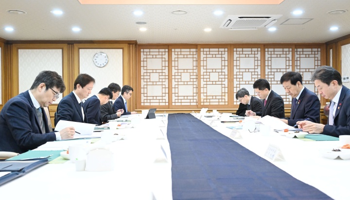 구윤철 부총리 겸 기획재정부 장관이 18일 서울 종로구 정부서울청사에서 이찬진 금융감독원장, 이억원 금융위원장, 유상대 한국은행 부총재가 참석한 가운데 열린 시장상황점검회의를 주재하고 있다. 2025.12.18 (ⓒ뉴스1, 기획재정부 제공, 무단 전재-재배포 금지)