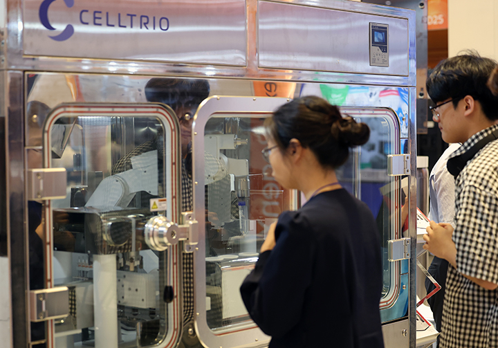30일 서울 강남구 코엑스에서 열린 '코리아 라이프사이언스 위크 2025'에서 방문객들이 로봇앤드디자인의 자동 세포배양 시스템을 살펴보고 있다. 2025.9.30 (ⓒ뉴스1, 기획재정부 제공, 무단 전재-재배포 금지)