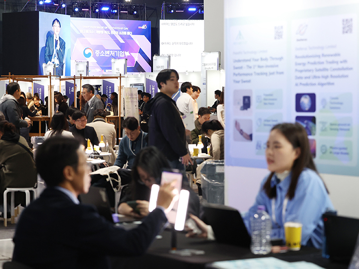 10일 서울 강남구 코엑스에서 열린 글로벌 스타트업 페스티벌 '컴업 2025'에서 스타트업 관계자와 투자자들이 교류하고 있다. 2025.12.10 (사진=저작권자(c) 연합뉴스, 무단 전재-재배포 금지)