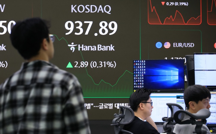 서울 중구 하나은행 본점 딜링룸 현황판에 코스닥 지수가 표시돼 있다. 2025.12.11 (사진=저작권자(c) 연합뉴스, 무단 전재-재배포 금지)