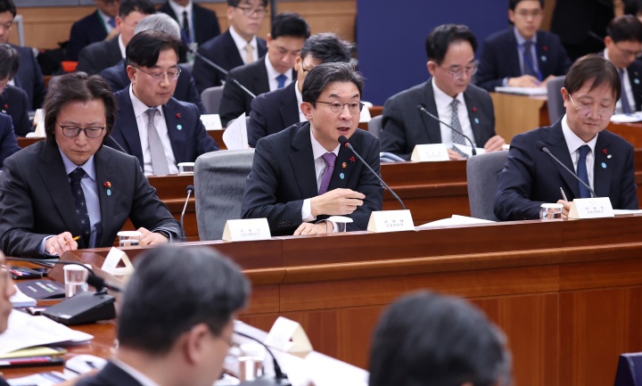 이억원 금융위원장이 19일 정부서울청사 별관에서 열린 금융위원회·공정거래위원회 업무보고에서 이재명 대통령 질문에 답하고 있다.(사진=저작권자(c) 연합뉴스, 무단 전재-재배포 금지)