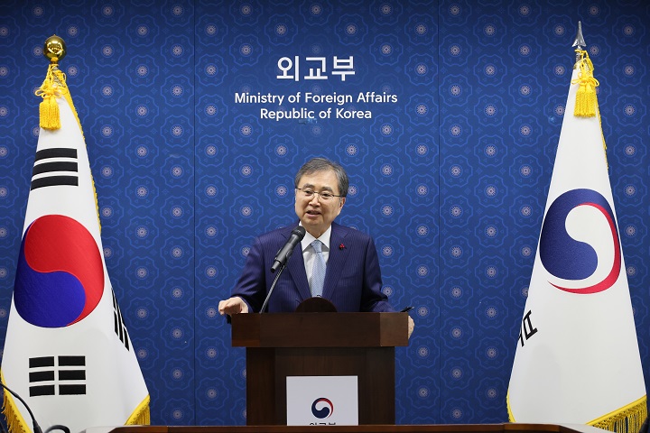 조현 외교부 장관이 19일 서울 종로구 외교부 청사에서 업무보고 사후 브리핑을 하고 있다.(사진=저작권자(c) 연합뉴스, 무단 전재-재배포 금지)