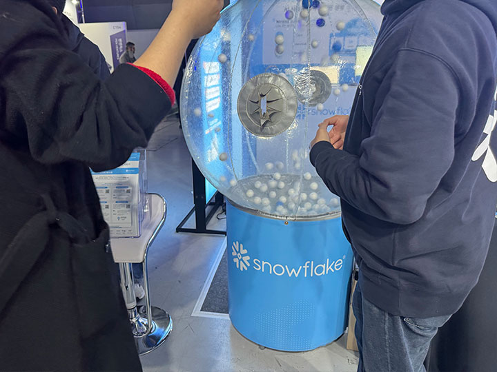 '스노우플레이크(Snowflake)' 부스에서 공 뽑기 이벤트에 참여하는 모습.