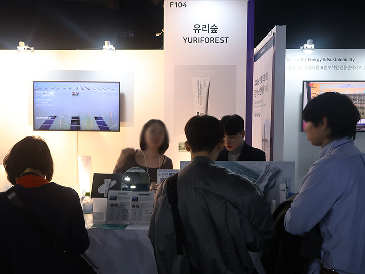 '유리숲' 부스에서 설명을 듣고 있는 관객들의 모습.
