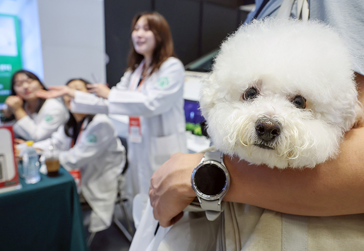 서울 강남구 코엑스에서 열린 '2025 케이펫페어 서울'에 마련된 건국대학교 동물병원 부스를 찾은 관람객들이 반려견의 건강상담을 받고 있다. 2025.8.13 (ⓒ뉴스1, 무단 전재-재배포 금지)