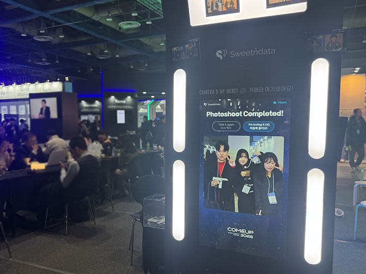 '스위트앤데이터(sweetndata)'의 AI 포토 부스를 사용하는 모습.