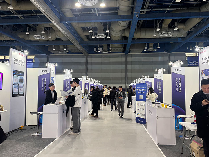 여러 스타트업들이 부스에서 전시를 진행하는 모습.