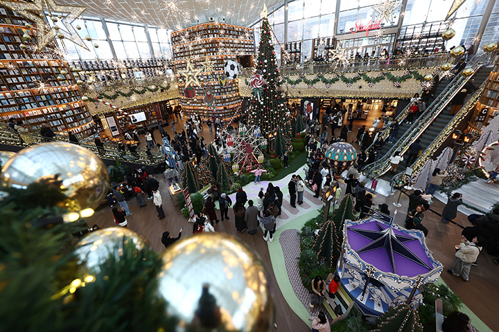 크리스마스를 앞둔 21일 오전 서울 강남구 코엑스 별마당도서관에 설치된 대형 트리 앞에서 시민들이 사진을 찍고 있다. 2025.12.21 (ⓒ뉴스1, 무단 전재-재배포 금지)