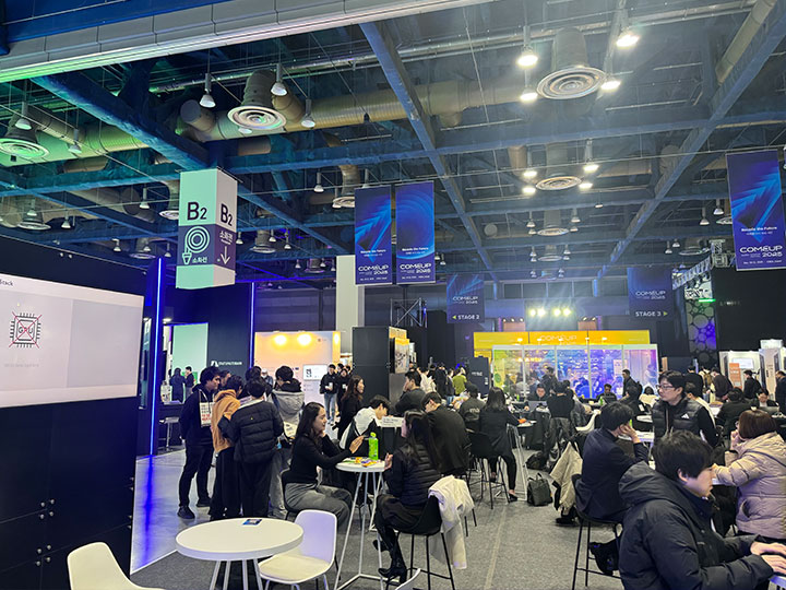 뜨거운 분위기가 느껴지는 현장의 모습.