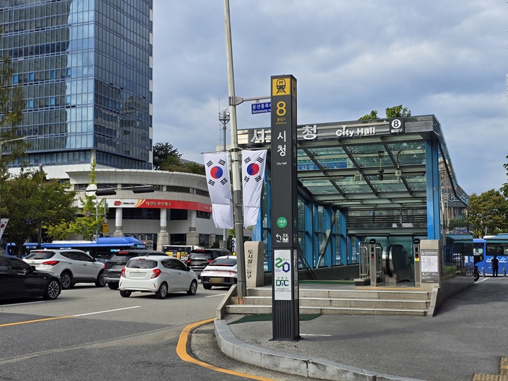 생활환경 전자파 측정이 진행되고 있는 지하철역 출입구.