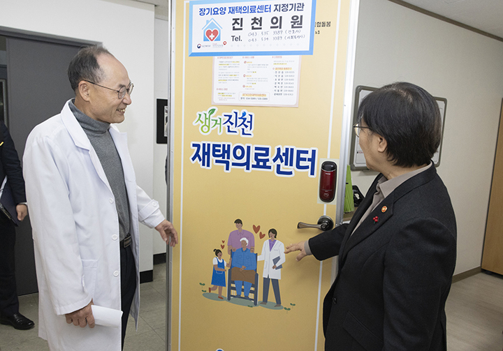 정은경 보건복지부 장관이 12일 오전 충청북도 진천에서 '의료·요양·돌봄 통합지원 사업' 관련 현장 방문을 하고 있다. 2025.12.12  (보건복지부 제공, ⓒ뉴스1, 무단 전재-재배포 금지)