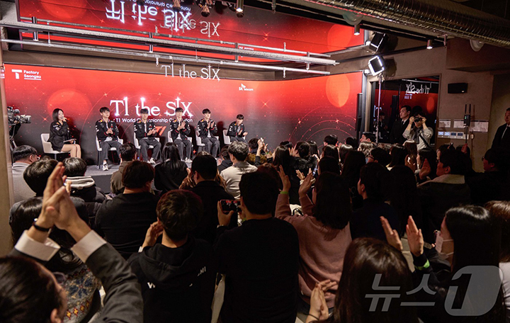 T1 선수들이 지난 15일 '2025 리그 오브 레전드 월드 챔피언십' 우승을 기념해 팬미팅 행사를 진행하는 모습.(ⓒ뉴스1, 무단 전재-재배포 금지)