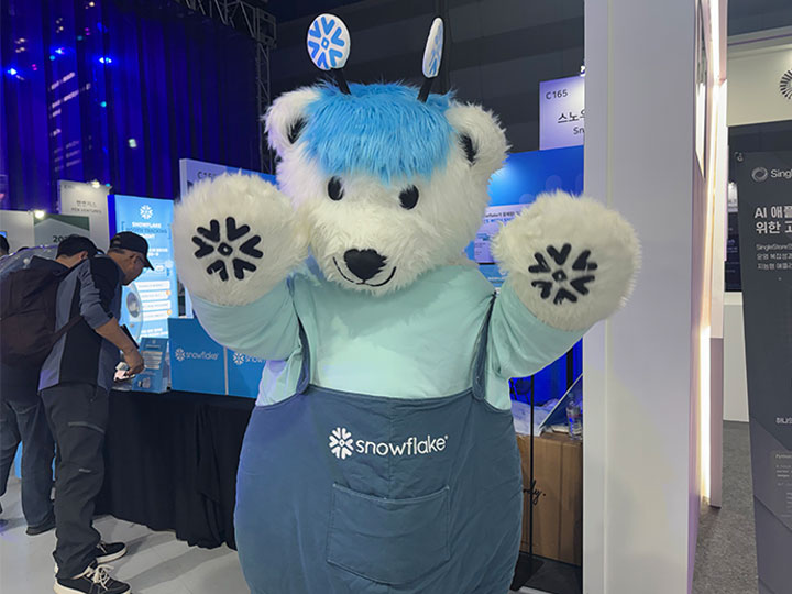 글로벌 데이터 기업 '스노우플레이크(Snowflake)'의 캐릭터 탈.