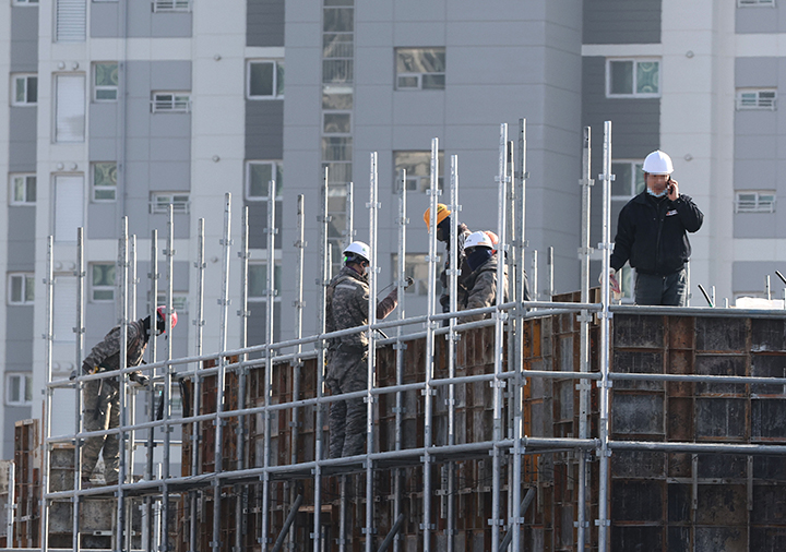 경기도 고양시의 한 건설 현장에서 안전모 쓴 작업자들이 작업을 하고 있다. (사진=저작권자(c) 연합뉴스, 무단 전재-재배포 금지)