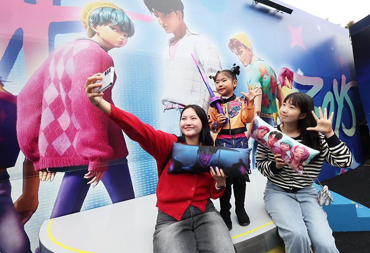 지난 9월 30일 경기도 용인시 에버랜드에 마련된 '케이팝 데몬 헌터스' 테마존에서 관람객들이 사진을 찍고 있다.(사진=저작권자(c) 연합뉴스, 무단 전재-재배포 금지)
