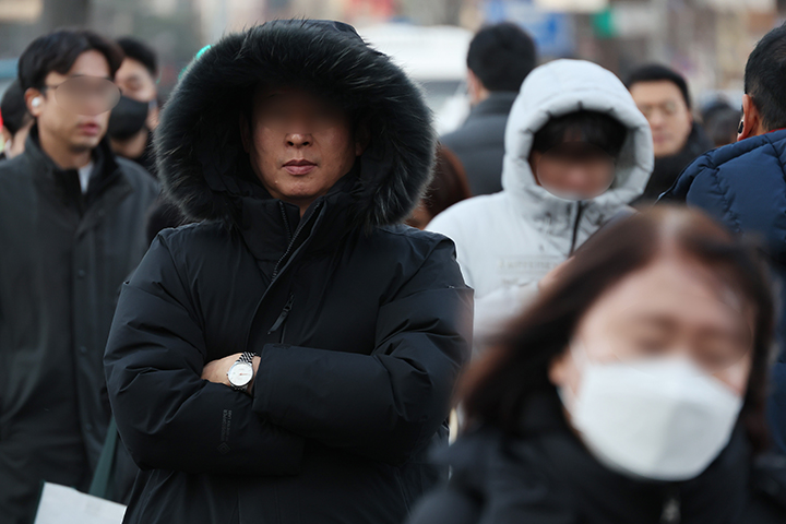 서울 종로구 광화문네거리에서 두꺼운 외투를 입은 시민들이 이동하고 있다. 2025.12.12 (사진=저작권자(c) 연합뉴스, 무단 전재-재배포 금지)