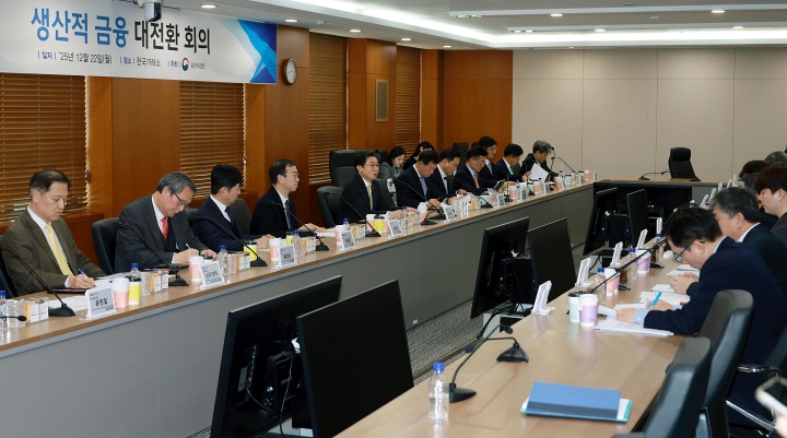 이억원 금융위원장이 22일 오후 서울 여의도 한국거래소에서 개최한 생산적금융 대전환 세 번째 회의에서 자본시장을 통한 혁신생태계를 구성하는 금융권, 시장 인프라 기관, 혁신기업들과 함께 자본시장을 우리 경제의 혁신성장을 뒷받침하는 핵심 플랫폼으로 육성하기 위한 과제들에 대해 논의했다.(사진=금융위원회 제공)