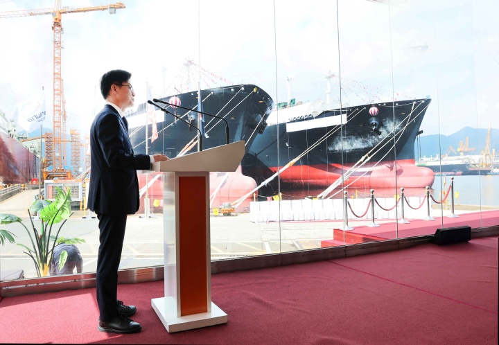 김정관 산업통상자원부 장관이 경남 거제시에 소재한 한화오션 거제사업장을 방문해 2척의 초대형 액화천연가스(LNG) 운반선 명명식에서 축사를 하고 있다. (산업통상자원부 제공. 재판매 및 DB 금지) 2025.8.14 (ⓒ뉴스1, 산업통상부 제공, 무단 전재-재배포 금지)
