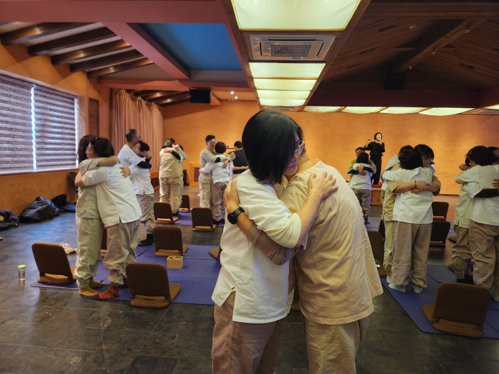 다음 날 아침, 향기호흡명상을 하면서 서로를 다독여주며 위로와 감사의 말을 하고 있다.