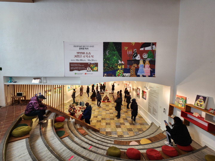 깊은산속옹달샘 갤러리 내부. 한 참여자는 퇴직 이후의 삶을 고민하는 시점에 지금의 자신을 되돌아보게 하는 시간이었다고 소감을 밝혔다.