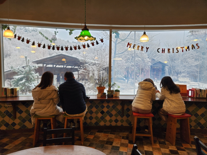 깊은산속옹달샘 카페 안. 부부 참여자는 관광 위주의 여행과 달리, 스스로를 정리할 여유를 주었다고 밝혔다.