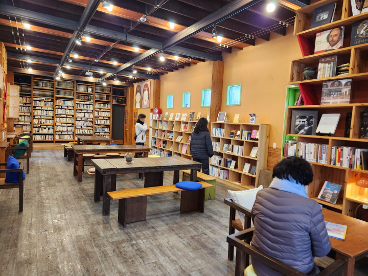 깊은산속옹달샘 꿈너머꿈 도서관 안. 참여자들은 다음에도 또 참여하고 싶다는 바람을 밝혔다.