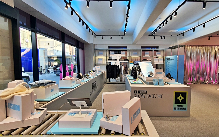 옷과 소품으로 K-패션의 감각을 한눈에 살펴보다.