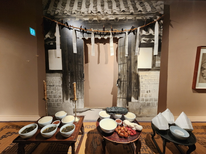 아기의 탄생과 함께 대문 앞에 내걸린 금줄에 담긴 출산의 의미에서 조상들의 지혜를 엿볼 수 있다.