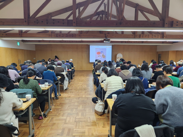 양모를 활용해 전통 탈의 모습을 재현하는 시간에 참여자들 모두가 각자의 탈을 꾸미느라 집중했다.