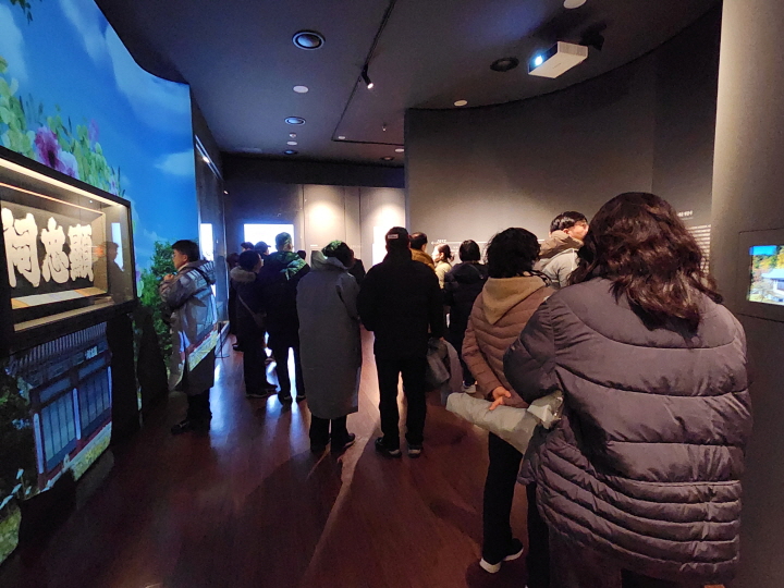 충무공 이순신 기념관에서 전시를 관람하는 줄이 이어졌다. 영웅 이순신이 아닌 인간 이순신을 이해하는 시간이었다.