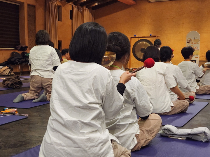 숙소인 깊은산속옹달샘에서 싱잉볼 명상에 참여했다. 손바닥 위에 올려둔 싱잉볼을 채로 두드리자 은은한 울림이 미세한 떨림으로 전해졌다.