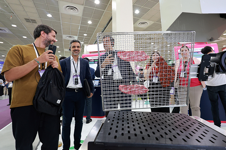 26일 서울 강남구 코엑스에서 개막한 벤처·스타트업 박람회 '넥스트라이즈 2025'에서 관람객들이 자동 조리 AI 로봇 솔루션을 살피고 있다. 2025.6.26 (사진=저작권자(c) 연합뉴스, 무단 전재-재배포 금지)