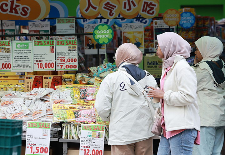 서울 명동에서 외국인 관광객이 간식거리를 고르고 있다. 2025.10.20 (사진=저작권자(c) 연합뉴스, 무단 전재-재배포 금지)