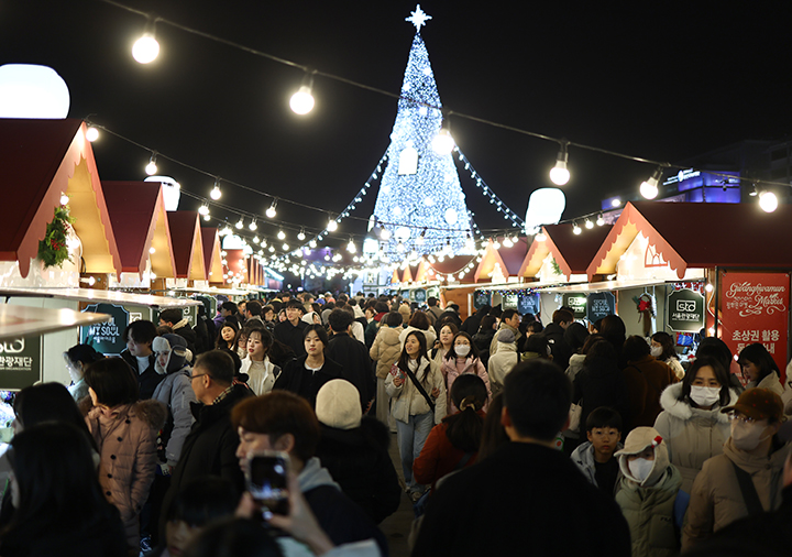서울윈터페스타 통합 개막식이 진행된 12일 서울 광화문 광장에 설치된 광화문마켓에 불이 켜져 있다. 2025.12.12 (사진=저작권자(c) 연합뉴스, 무단 전재-재배포 금지)