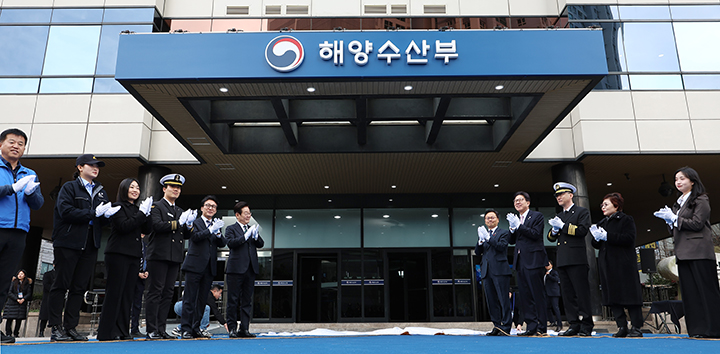 이재명 대통령이 23일 부산 동구 해양수산부 청사에서 현판식을 하고 있다. 오른쪽부터 박은혜 해수부 주무관, 이희숙 원조콩나물비빔밥 사장(제39회 부산 시민상 대상), 이대규 SK해운 선장, 박형준 부산시장, 김성범 해수부 차관, 이재명 대통령, 김민석 총리, 구본민 한국해양대학교 학생, 박혜라 씨드(SEA.D) 대표, 윤경희 에이치라인해운 2등 항해사, 윤병철 해수부 주무관.(사진=저작권자(c) 연합뉴스, 무단 전재-재배포 금지)