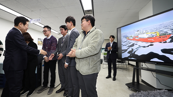 이재명 대통령이 23일 개청한 부산 동구 해양수산부에서 북극항로 추진단 직원들을 격려하고 있다.(사진=저작권자(c) 연합뉴스, 무단 전재-재배포 금지)