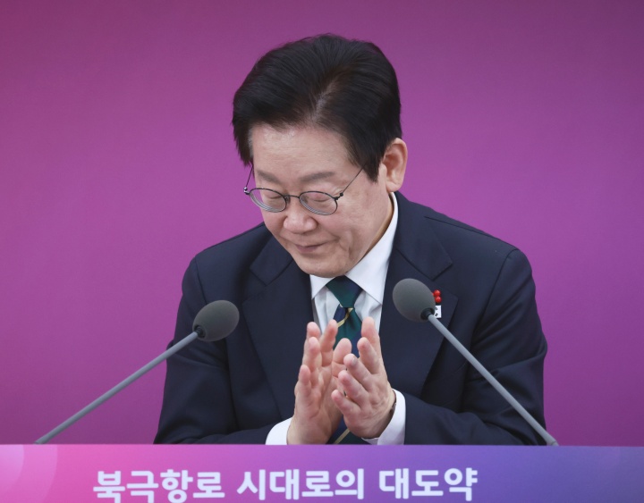 이재명 대통령이 23일 부산 동구 해양수산부 청사에서 해수부 업무보고를 마친 후 박수치고 있다.(사진=저작권자(c) 연합뉴스, 무단 전재-재배포 금지)