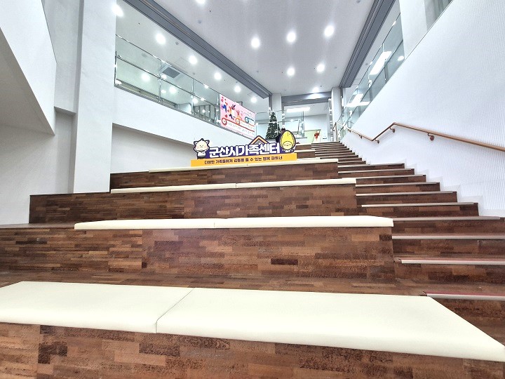 쾌적한 환경의 가족센터 내부.