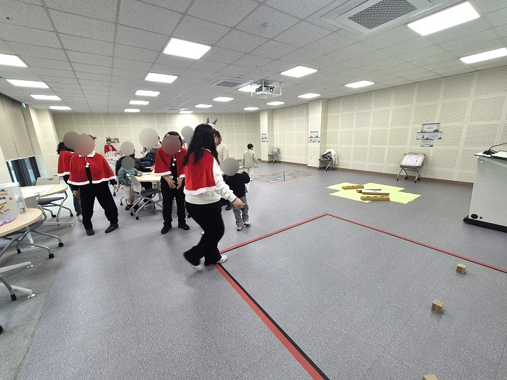 주민자율실(마루)에서 가족 주사위 놀이 체험.