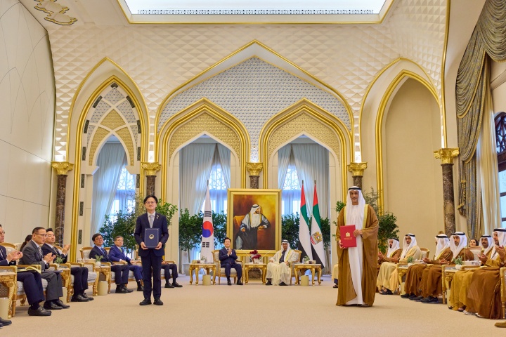 배경훈 부총리 겸 과학기술정보통신부 장관과 아랍에미리트(UAE) 칼둔 아부다비 행정청장이 18일(현지시간) 아부다비 대통령궁에서 이재명 대통령과 무함마드 빈 자이드 알 나흐얀 UAE 대통령이 참석한 가운데 전략적 AI 협력 프레임워크 MOU를 체결한 뒤 기념촬영을 하고 있다. 2025.11.23. (ⓒ뉴스1, 무단 전재-재배포 금지)