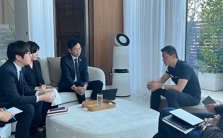 하정우 대통령실AI미래기획수석, 배경훈 과학기술정보통신부 장관이 UAE 국빈방문을 계기로 펑 샤오 G42 CEO와 면담을 하고 있다.2025.11.20. (출처=과학기술정보통신부 누리집)