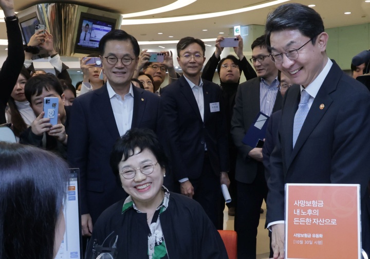 억원 금융위원장이 30일 오후 서울 중구 한화생명 시청 고객센터에 방문해 사망보험금 유동화 제도 시행 현황을 점검하고 있다. 2025.10.30. (ⓒ뉴스1, 무단 전재-재배포 금지)