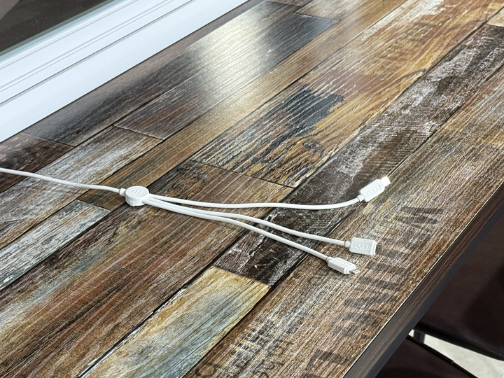 기기 충전도 가능하다.