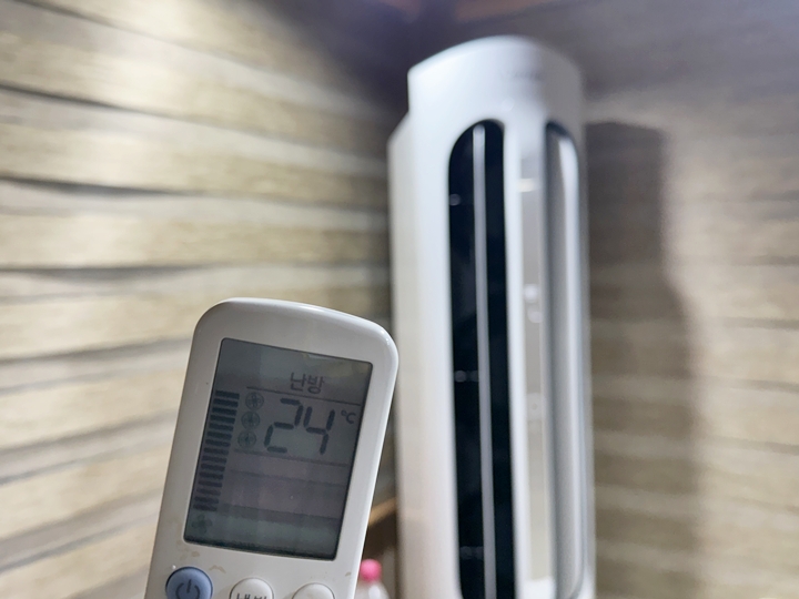 난방 설정 후 따뜻한 바람이 나올 때까지 기다렸다.