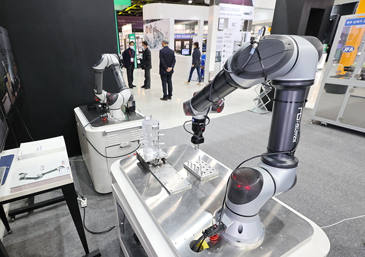 5일 서울 서초구 aT센터에서 열린 '2022 스마트제조 혁신대전'에서 관람객이 전시를 둘러보고 있다. 2022.12.5 (사진=저작권자(c) 연합뉴스, 무단 전재-재배포 금지)