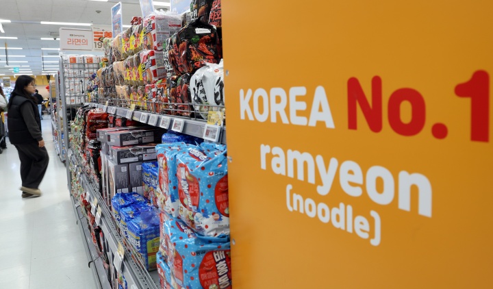 서울 한 대형마트 라면 진열대 모습. 2025.12.24 (ⓒ뉴스1, 무단 전재-재배포 금지)