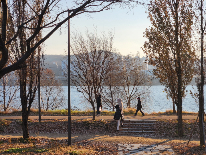 이촌한강공원에서 바라본 한강의 풍경. 누구나 즐겨 찾는 한강에서도 공공디자인을 찾을 수 있다.