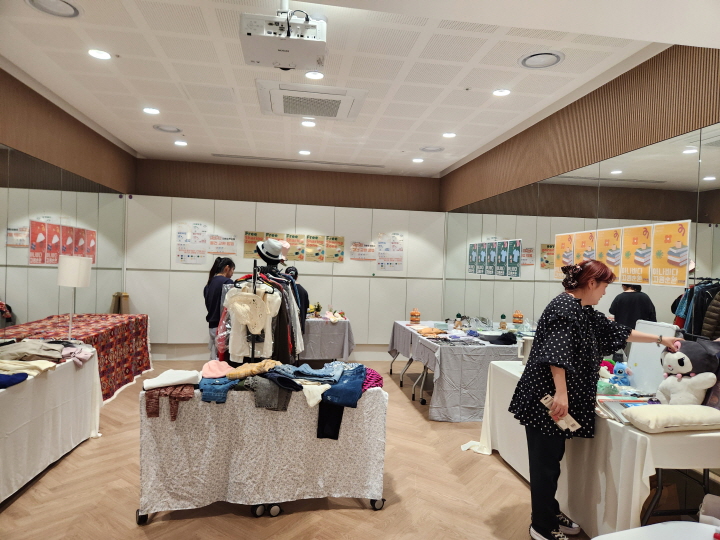 '강남구 1인 가구 커뮤니티센터'에서 아나바다 자원순환 프로그램을 진행하고 있다.