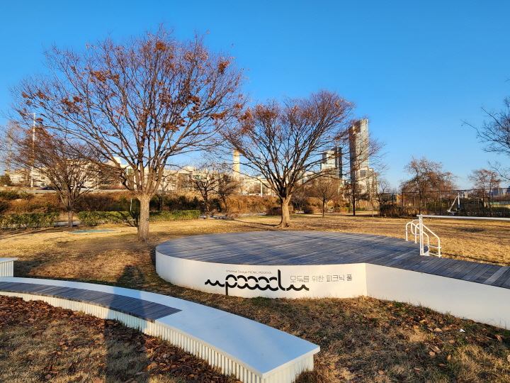 이촌한강공원은 유니버설 디자인이 적용된 수변 공간으로, '모두를 위한 피크닉풀'이 있다.