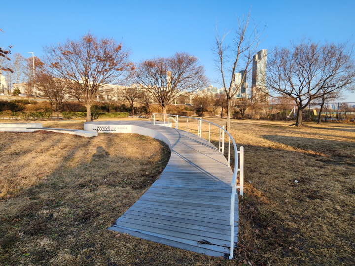 휠체어 이용자, 유아차를 동반한 가족, 고령자 등 이동 약자도 안전하게 접근할 수 있도록 경사형 보행로를 조성했다.